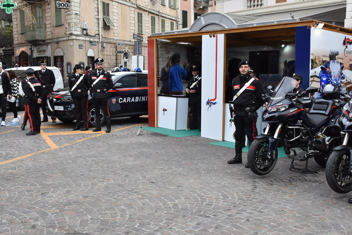 Sanremo: una postazione in piazza Colombo, le pattuglie rinforzate anche in bicicletta per i Carabinieri (Foto)