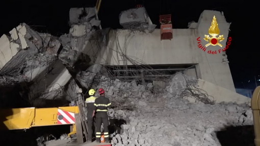 Crollo del ponte: sul Polcevera si scava, domani i funerali ma il futuro della viabilità è ancora da scrivere (Foto e Video)