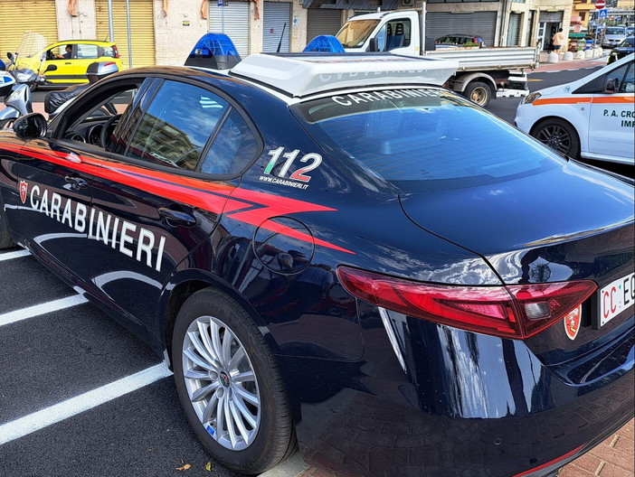 Sanremo: minorenne rapinato della catenina d'oro in via Roma, i Carabinieri arrestano subito i due malviventi