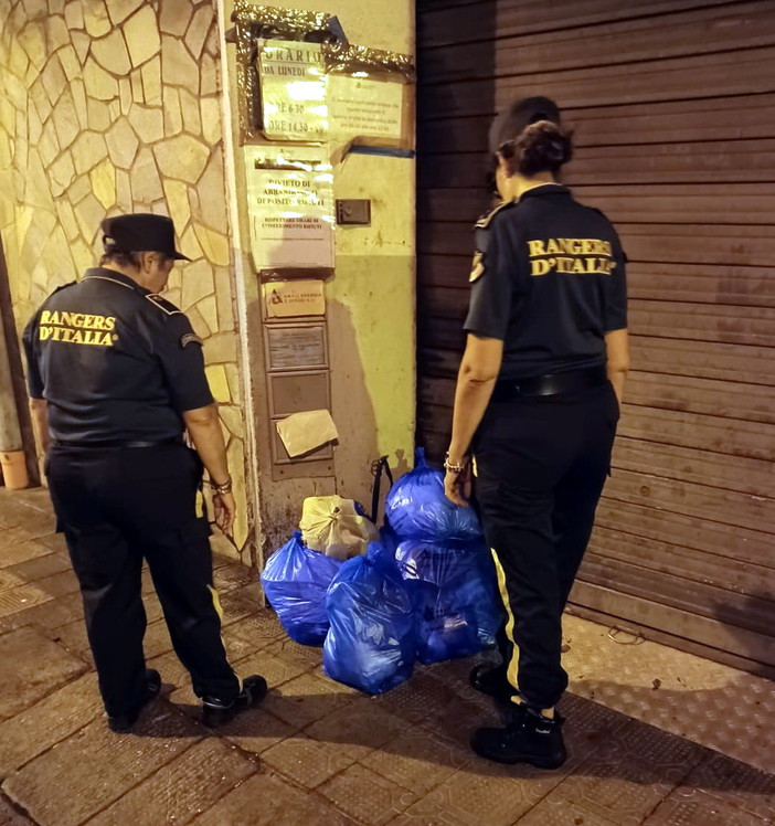 Sanremo: nuovi controlli per la spazzatura, multato un uomo che ha 'lanciato' il sacchetto all'ecocentro