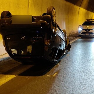 Sanremo: si capotta con l'auto in Aurelia Bis, ferite lievi per il conducente e mezzo quasi distrutto (Foto)