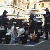 Sanremo: cade con lo scooter e finisce sotto un'auto in sosta, miracolosamente illeso (Foto)