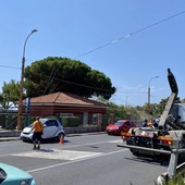 Sanremo: camion 'aggancia' i cavi del filobus a Bussana, intervento dei Vvf e traffico in tilt (Foto)