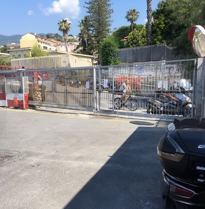 Sanremo: cancello pedonale di Portosole chiuso, calano gli incassi ed esplode la protesta (Foto)