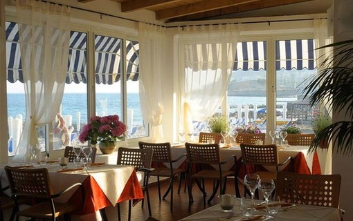 Prolunga il weekend fino lunedì: domani 25 Aprile il ristorante Lido Foce di Sanremo vi aspetta con colazioni, pranzi e aperitivi in riva al mare