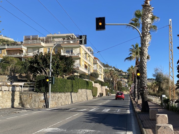 Sanremo: da quattro mesi spento il semaforo di corso Mazzini e autovelox a singhiozzo, la strada è ancora pericolosa o no?