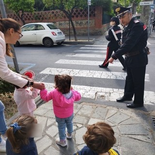 Diano Marina, i bimbi del nido “La Casetta” incontrano i carabinieri (Foto)