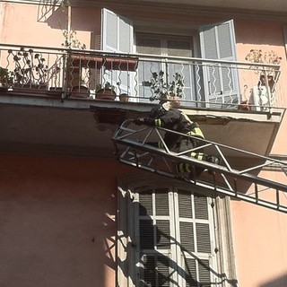 Ventimiglia: cade cornicione di tre metri da un Palazzo di via della Stazione, nessun ferito