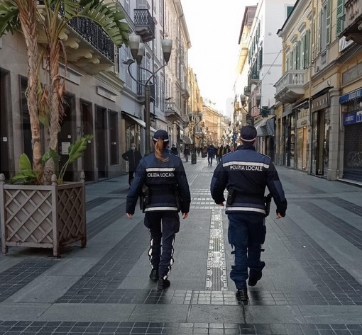 Sanremo: serve aperitivi e stuzzichini nel dehor del proprio bar, multato dalla Polizia Municipale