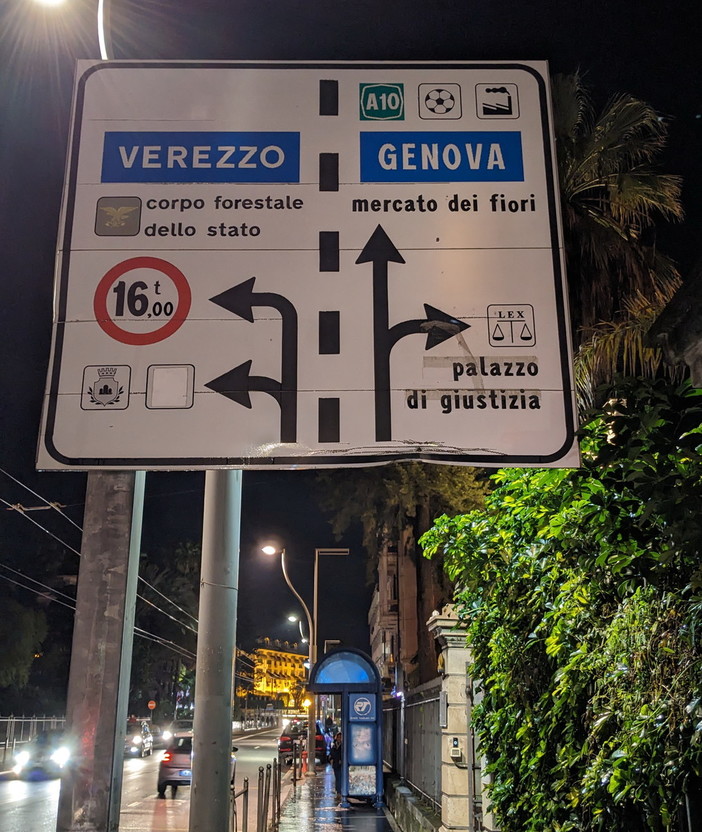 Sanremo: cartello indica ancora il palazzo di giustizia, ma il tribunale non c'è più da anni (Foto)