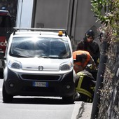 Sanremo: camion trancia tubi del gas, acqua e corrente elettrica, traffico interrotto in via Pascoli e intervento dei Vigili del Fuoco (Foto)