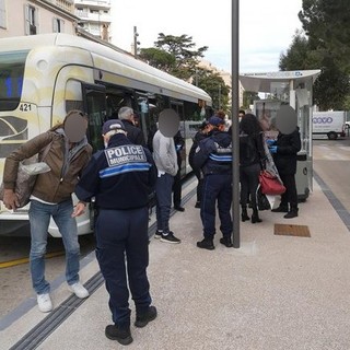 Dalla Costa Azzurra: piovono le multe, troppi gli indisciplinati. Gel non efficaci distribuiti (e ritirati) a Nizza, quale codice devono riportare