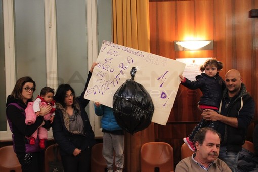 Sanremo: ‘Il diritto al lavoro non è spazzatura’, in Consiglio Comunale la protesta per gli asili nido a rischio chiusura (foto)