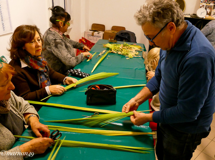 Cervo: iniziata oggi l'attività &quot;U Parmuellu&quot;, corso di intreccio delle foglie di palma per le celebrazioni della domenica delle palme (Foto)