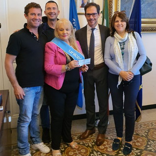 Bordighera: il Comune consegna il fondo di solidarietà di luglio alla presidente Unicef Colomba Tirari (Foto)