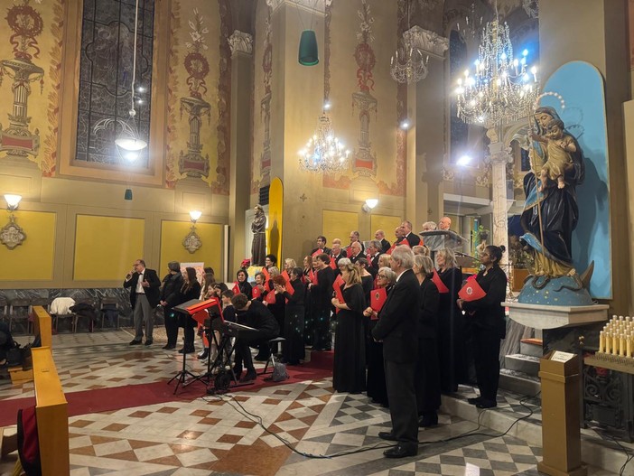 Bordighera, Terrasanta gremita per il concerto del Coro Polifonico Città di Ventimiglia (Foto)