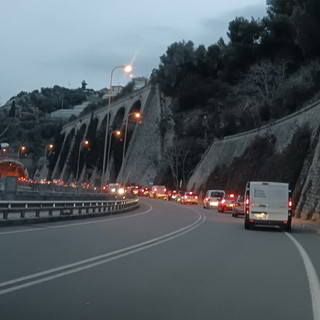 Controlli della Polizia francese a Ponte San Ludovico: lunghe code e ritardi per i frontalieri