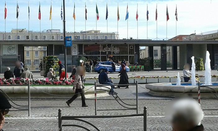 Sanremo: nuovi controlli della Polizia sul solettone di piazza Colombo, identificati alcuni giovani