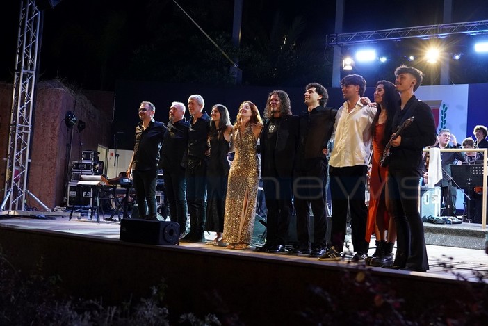 La magia della musica di Vittorio De Scalzi ieri all'Alfano con la Sinfonica e i ragazzi di Area Sanremo (Foto)