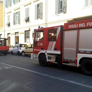 Imperia: rimangono chiusi in un ascensore di via Schiva, intervento dei Vigili del Fuoco (Foto)