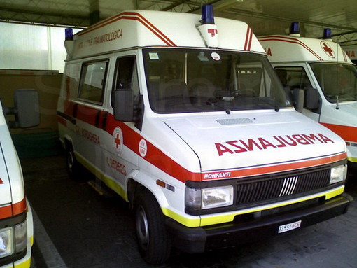 Ventimiglia, cade dalla moto: mobilitazione di soccorsi in piazza Cesare Battisti