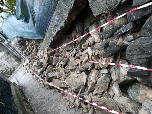 Sanremo: crolla una porzione di muro su una strada pedonale in via Caduti del Lavoro, lievi danni (Foto)