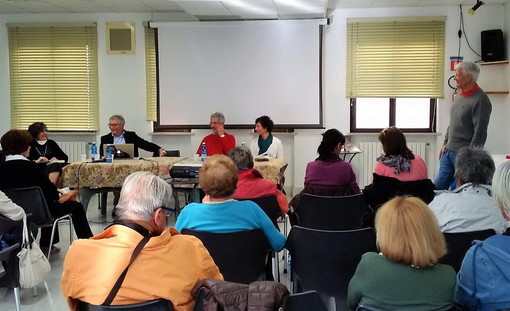 Grande successo per Ciapa Scioira a San Bartolomeo al Mare: il romanzo collettivo del Banchéro spiegato con filmati, interviste e letture