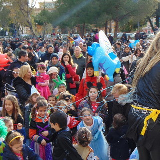 Pienone ieri pomeriggio a Vallecrosia per il ‘Carnevale dei Bambini’: bugie, cioccolata calda e la maschera più bella