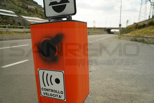 Taggia: ‘Velo Ok’ sulla superstrada colpito con 5 proiettili, presentata una denuncia ai Carabinieri