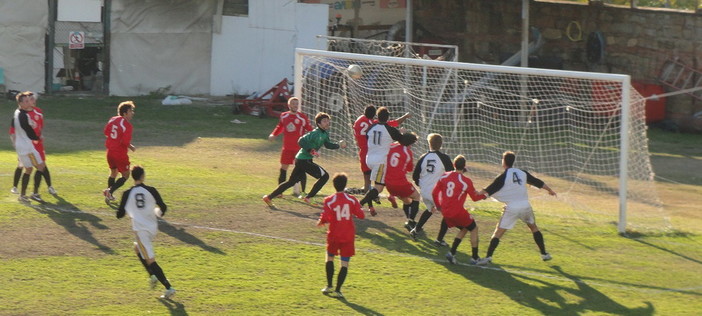 Calcio: le più belle foto scattate dagli 'Irriducibili' al match di domenica tra Sanremese ed Aurora