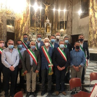 Pieve di Teco: ieri in tanti al concerto per le vittime del Covid con la ‘Giovane orchestra della Riviera dei Fiori – Note Libere’