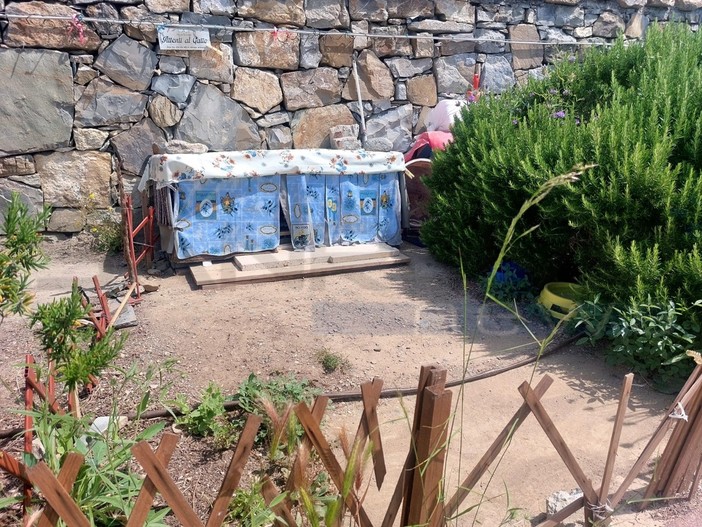 Allestita abusivamente una colonia felina vicino alla pista ciclabile di Santo Stefano al Mare