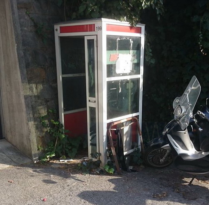 Sanremo: cabina della Telecom in condizioni allarmanti nella zona di strada Borgo Tinasso