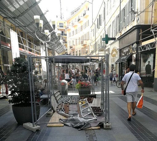 Sanremo: nel weekend di Ferragosto la 'gabbia' di un cantiere in mezzo a via Matteotti, che brutta! (Foto)