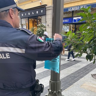 Sanremo: cartelli pubblicitari selvaggi in via Matteotti, intervento e sanzioni della Polizia Municipale (Foto)