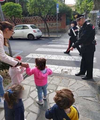 Diano Marina, i bimbi del nido “La Casetta” incontrano i carabinieri (Foto)