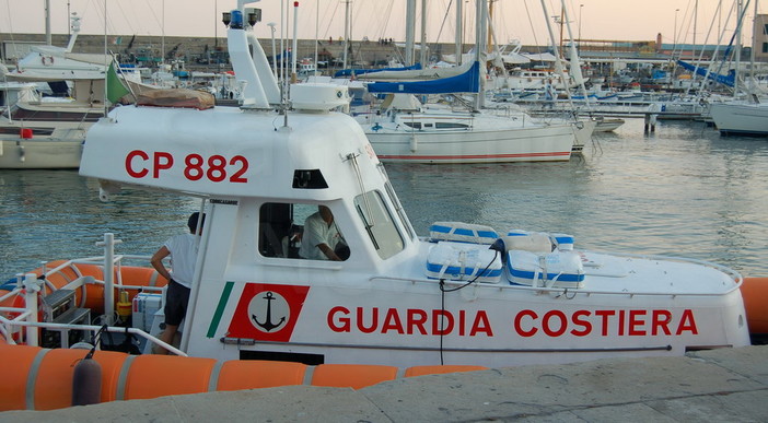 Sanremo: intervento della CP882 della Guardia Costiera per un'imbarcazione in avaria ai 'Tre Ponti'