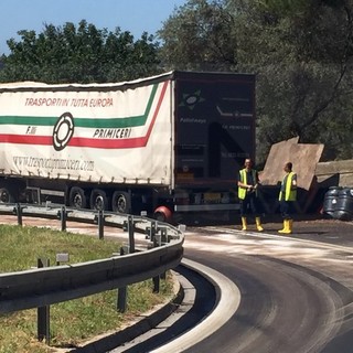 Imperia: Tir perde barili di olive in salamoia allo svincolo di Imperia Est, strada scivolosa e chiusa al traffico