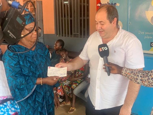 L'associazione umanitaria 'Martini' ha consegnato 5.000 euro per garantire la scolarizzazione in Guinea (Video)