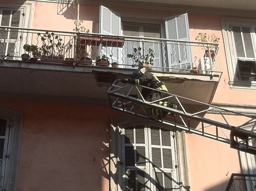 Ventimiglia: cade cornicione di tre metri da un Palazzo di via della Stazione, nessun ferito