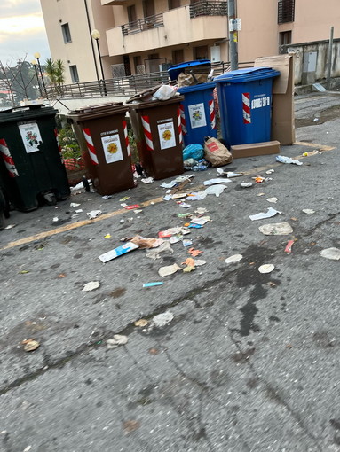 Sanremo: situazione di degrado 'cronica' attorno ai cassonetti di zona San Lorenzo (Foto)