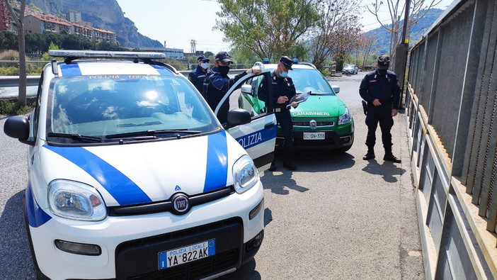 Ventimiglia: carrozzeria abusiva in un capannone di frazione Bevera, titolare denunciato da Forestali e Municipale (Foto)