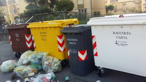 Ventimiglia: un lettore &quot;La foto dei cassonetti con i sacchetti a fianco è di via Gianchette e non Roverino&quot;