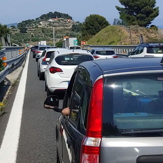 Primo esodo per le vacanze: nel pomeriggio 6 km di coda tra Bordighera e il confine di Stato