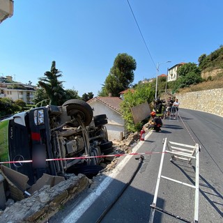Il camion ribaltato in via Val d'Olivi