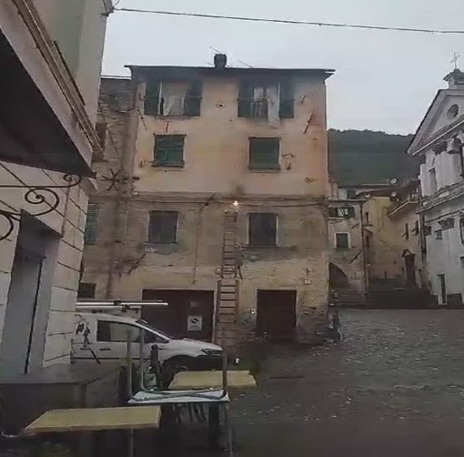 Taggia: corto circuito e 'sfiammata' in piazza Reghezza, intervento dei Vigili del Fuoco (Video)