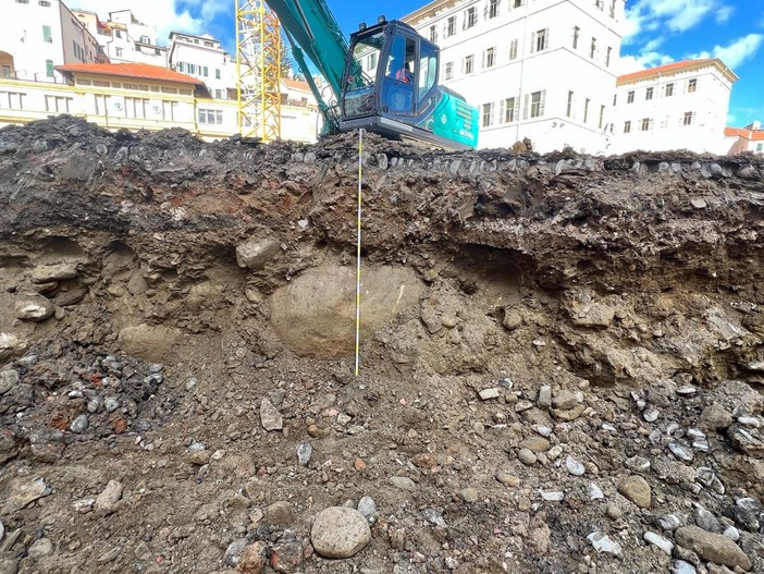 Recuperati reperti archeologici nel cantiere di piazza Eroi: nessuno stop per i lavori dopo il sopralluogo della Soprintendenza (Foto)