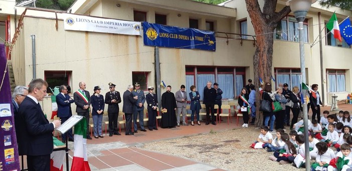 Imperia: consegnate oggi dai Lions della città le bandiere tricolori agli studenti