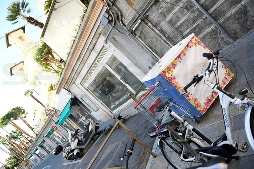 Sanremo: carrello della spesa abbandonato sotto il Casinò, lo scarso senso civico di qualcuno (Foto)