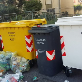 Ventimiglia: un lettore &quot;La foto dei cassonetti con i sacchetti a fianco è di via Gianchette e non Roverino&quot;